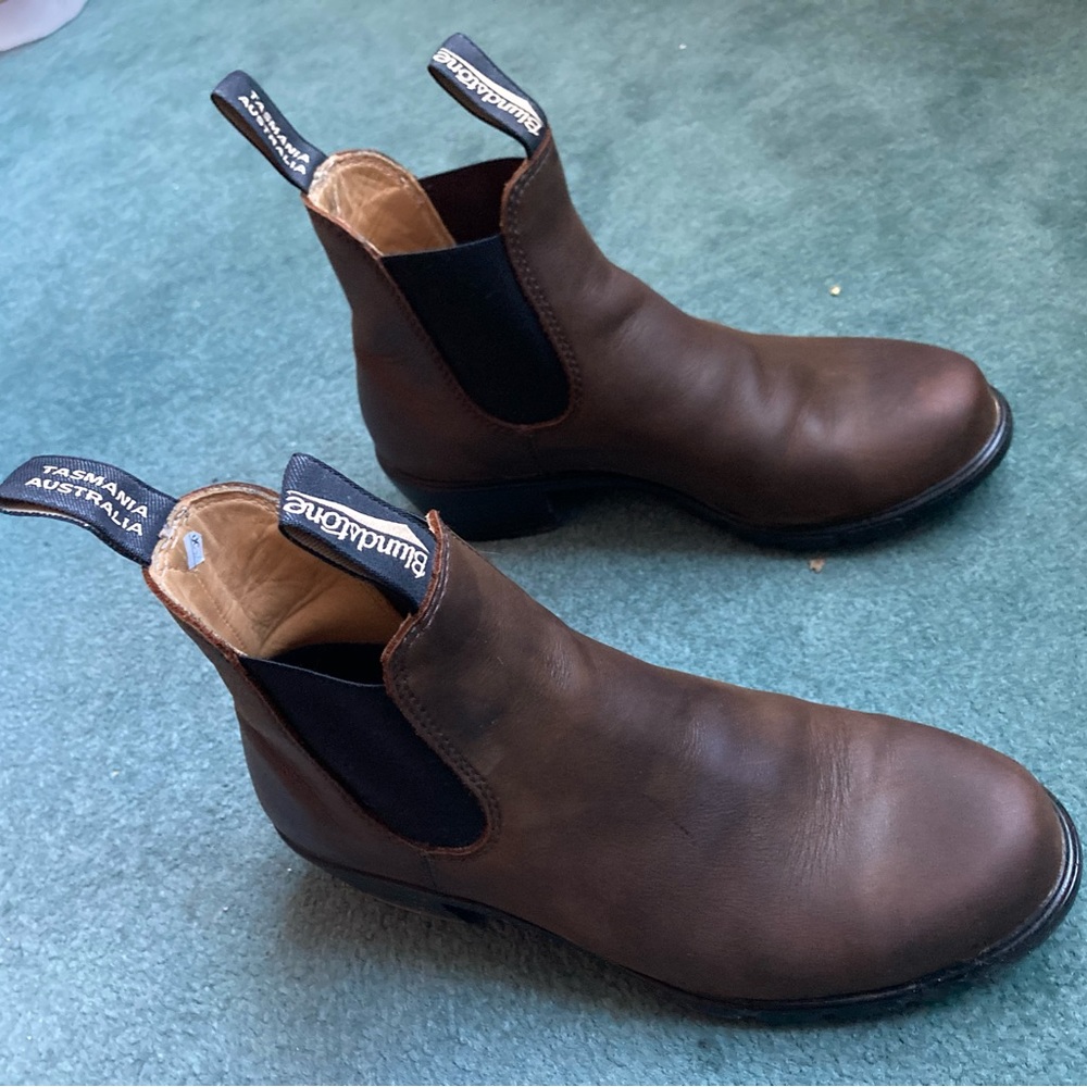 Blundstones heeled boots. Brown.